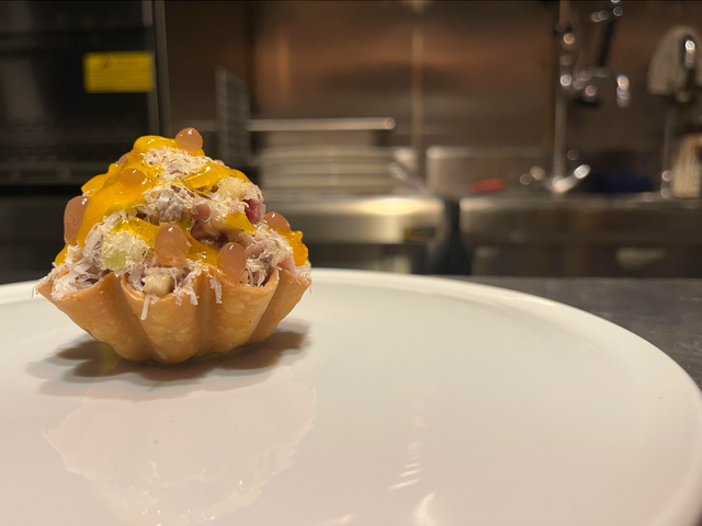 Hyacinthe tartelette de crabe et de jaune d'oeuf confit